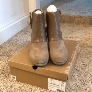 New in box 8.5 suede toms